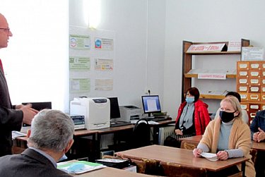 Подержать в руках игрушки дедушек и бабушек